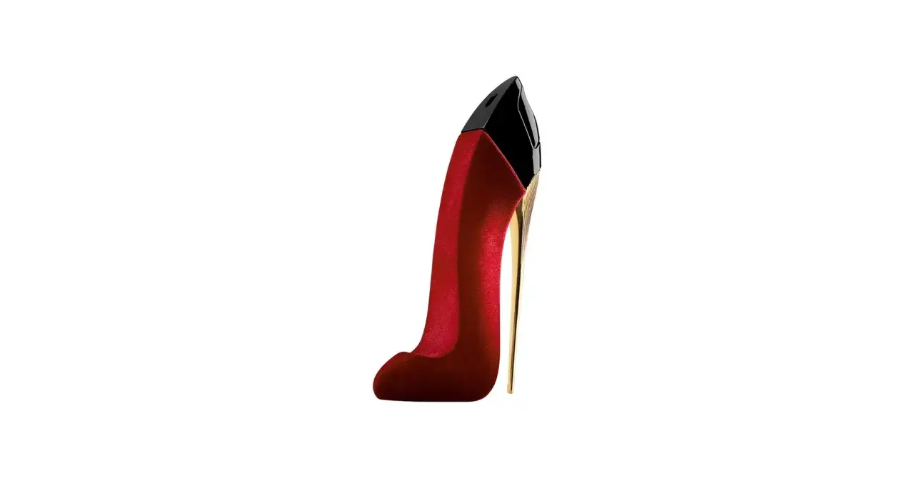 Elegancki flakon perfum Carolina Herrera Velvet Fatale w kształcie czerwonego, aksamitnego szpilki z czarną, błyszczącą górą i złotym obcasem.