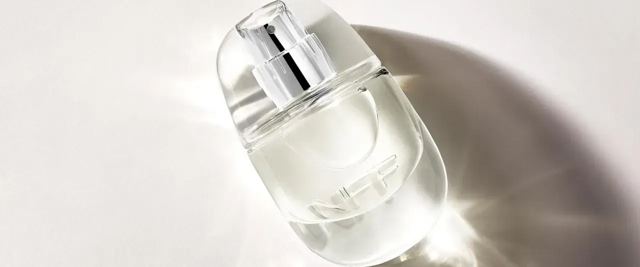 Elegancka butelka perfum z logo NFF. Czy powinno się czuć swoje perfumy? Ten zapach subtelnie otula, nie przytłaczając.