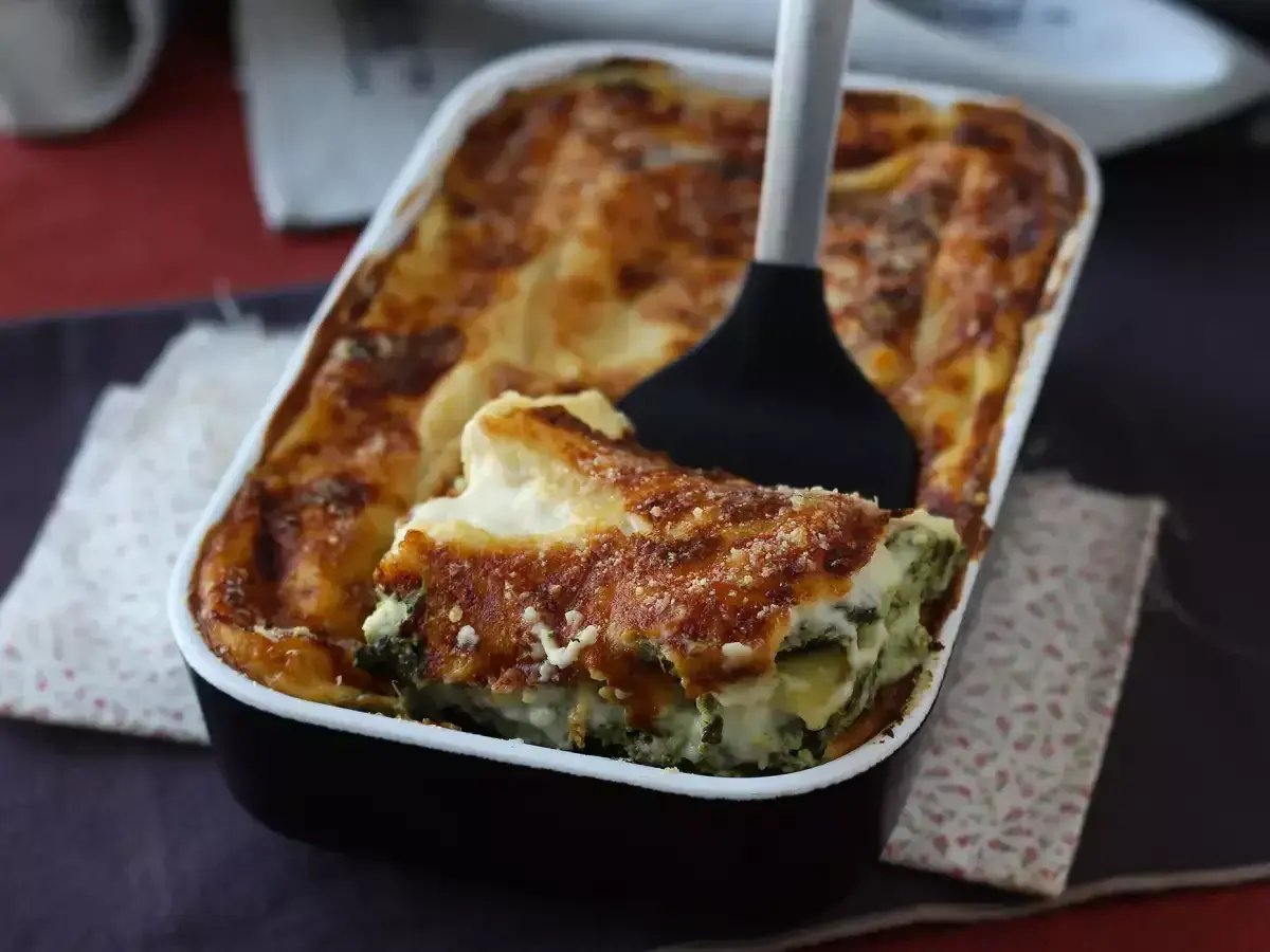 En krämig lasagne bianco med spenat och ost, en portion lyx på en tallrik.