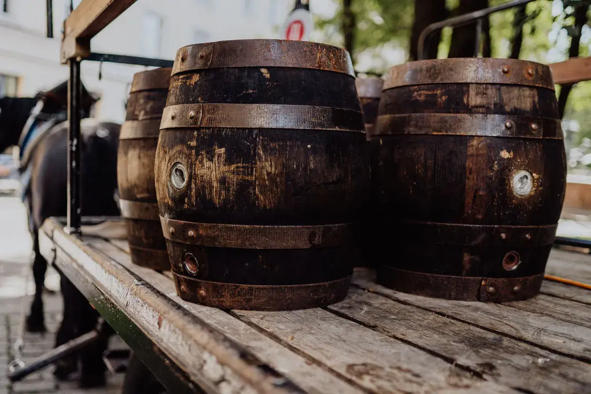 Alte Holzfässer auf einem Wagen, bereit für das Augustiner Oktoberfest.