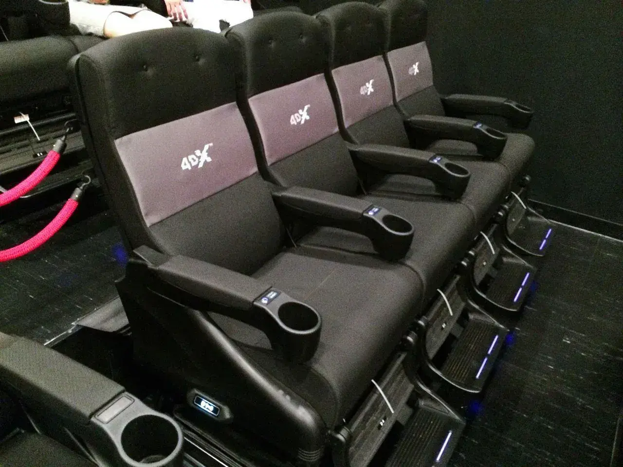 Rzędy wygodnych foteli 4DX w kinie, gotowe na wciągające seanse filmowe.