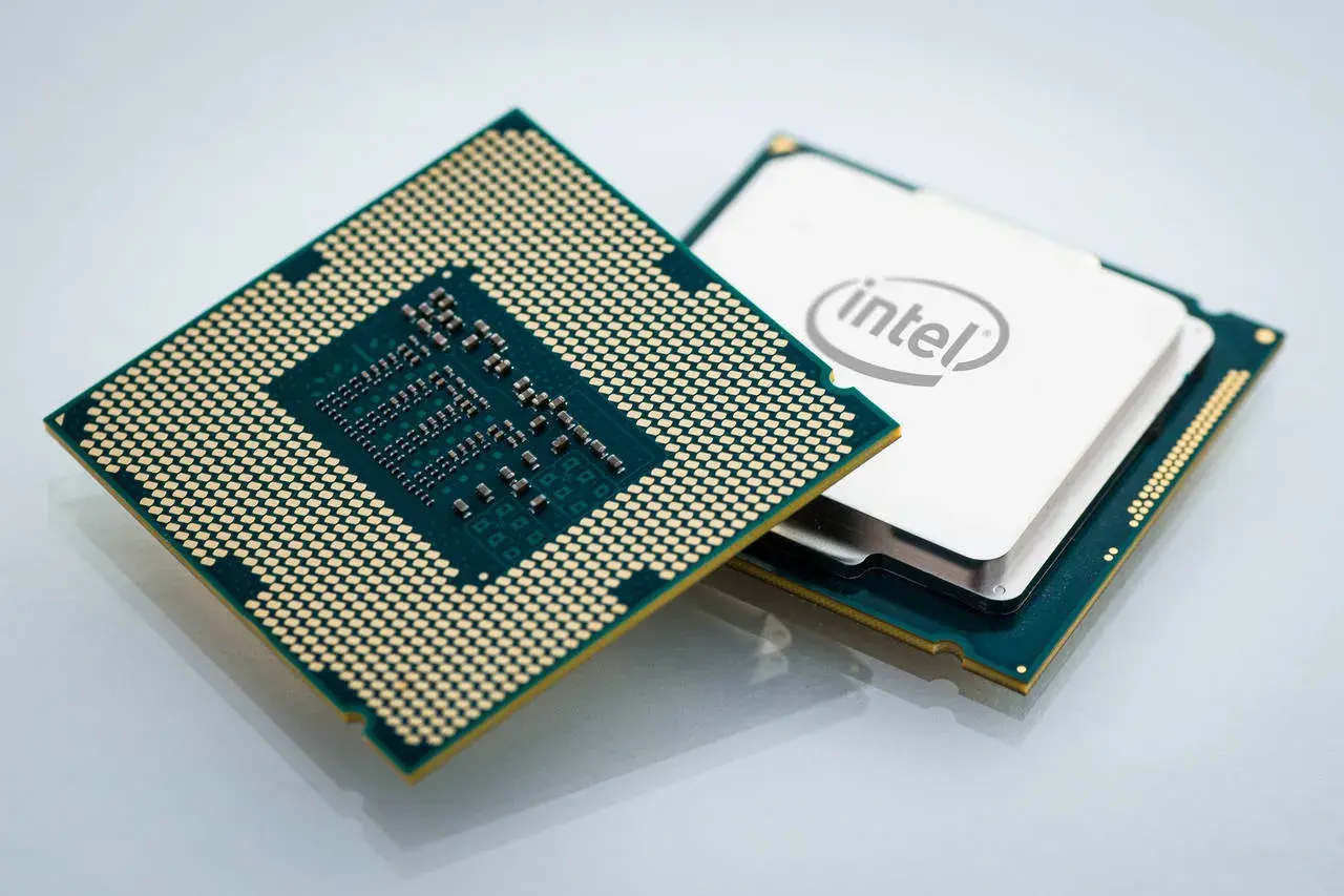Zwei Intel-Prozessoren, einer mit sichtbaren Pins und der andere mit dem Intel-Logo, bereit für den Einbau in ein System, das die Leistung des Intel Devil's Canyon nutzt.