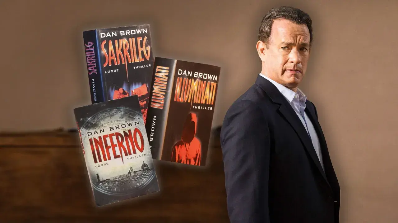 Tom Hanks als Robert Langdon, umgeben von Büchern von Dan Brown: Sakrileg, Illuminati und Inferno.