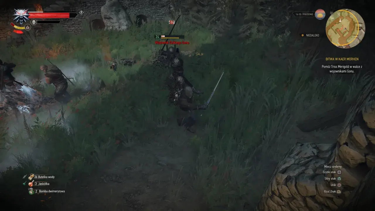 Bitwa o Kaer Morhen: Geralt walczy z wojownikiem Dzikiego Gonu. W tle widać innych przeciwników i ruiny.