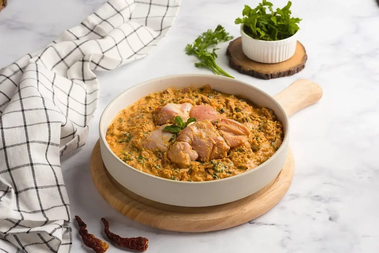 Un plat appétissant d'aiguillettes de poulet au curry, garni de menthe fraîche, prêt à être dégusté.