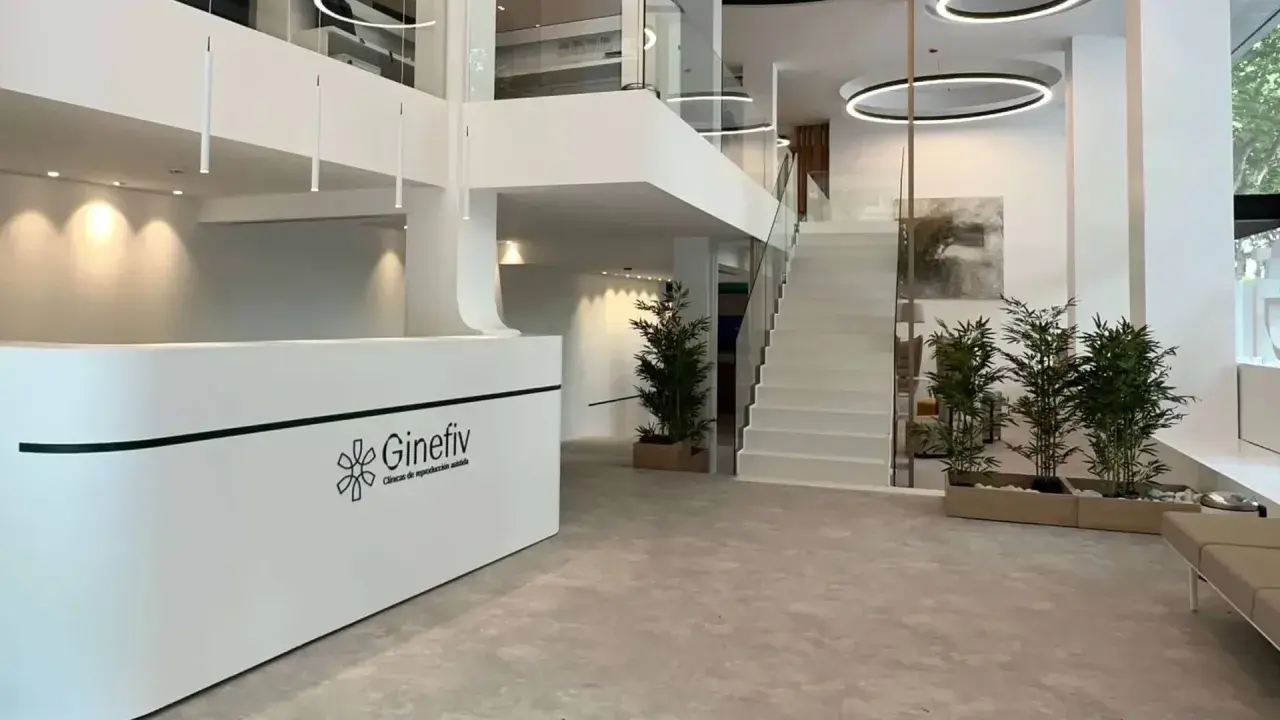 Recepción moderna de Ginefiv, clínica de reproducción asistida. Las opiniones sobre sus servicios son muy positivas.