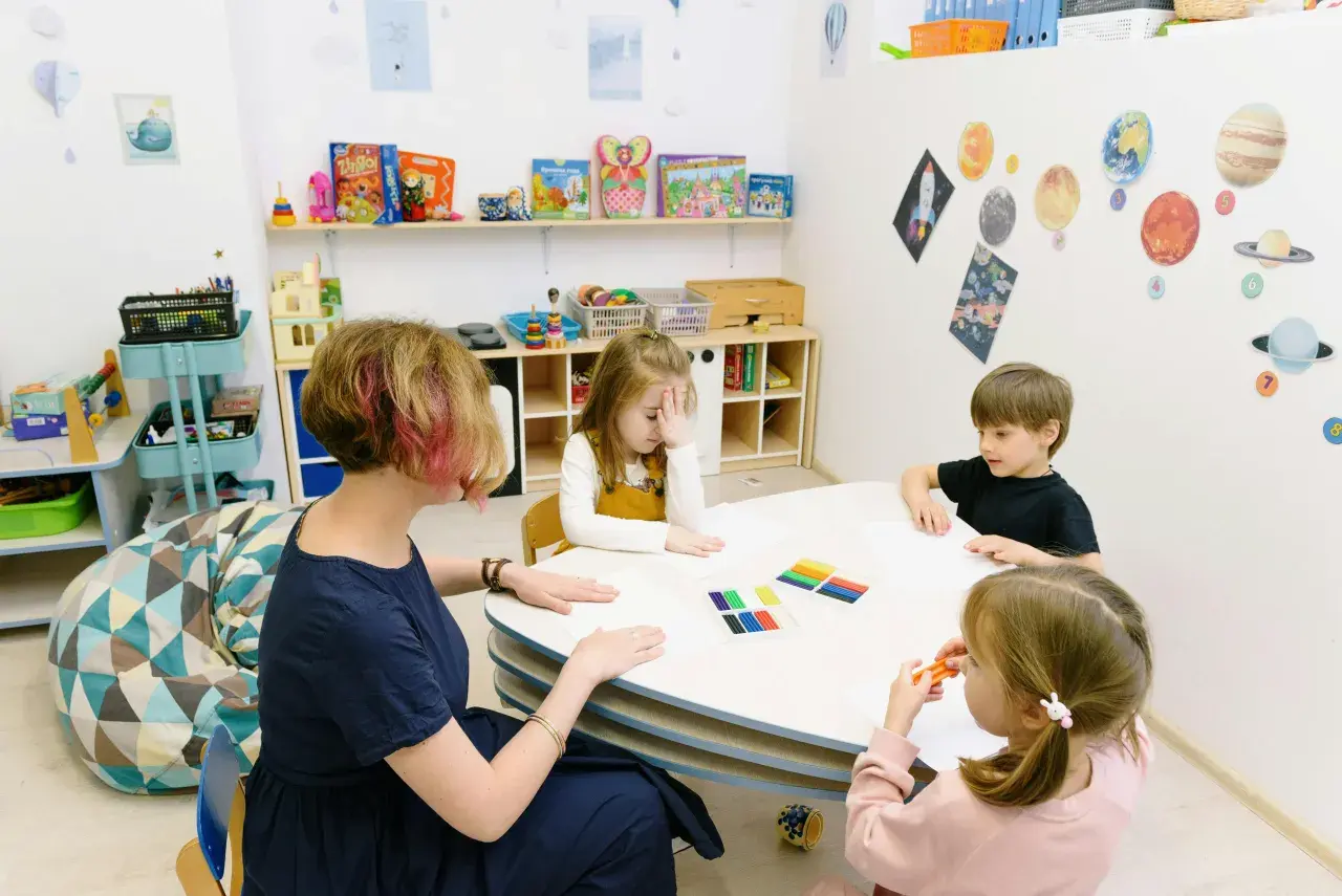 Kurs na opiekunkę w żłobku: Jak zdobyć uprawnienia i pracę?