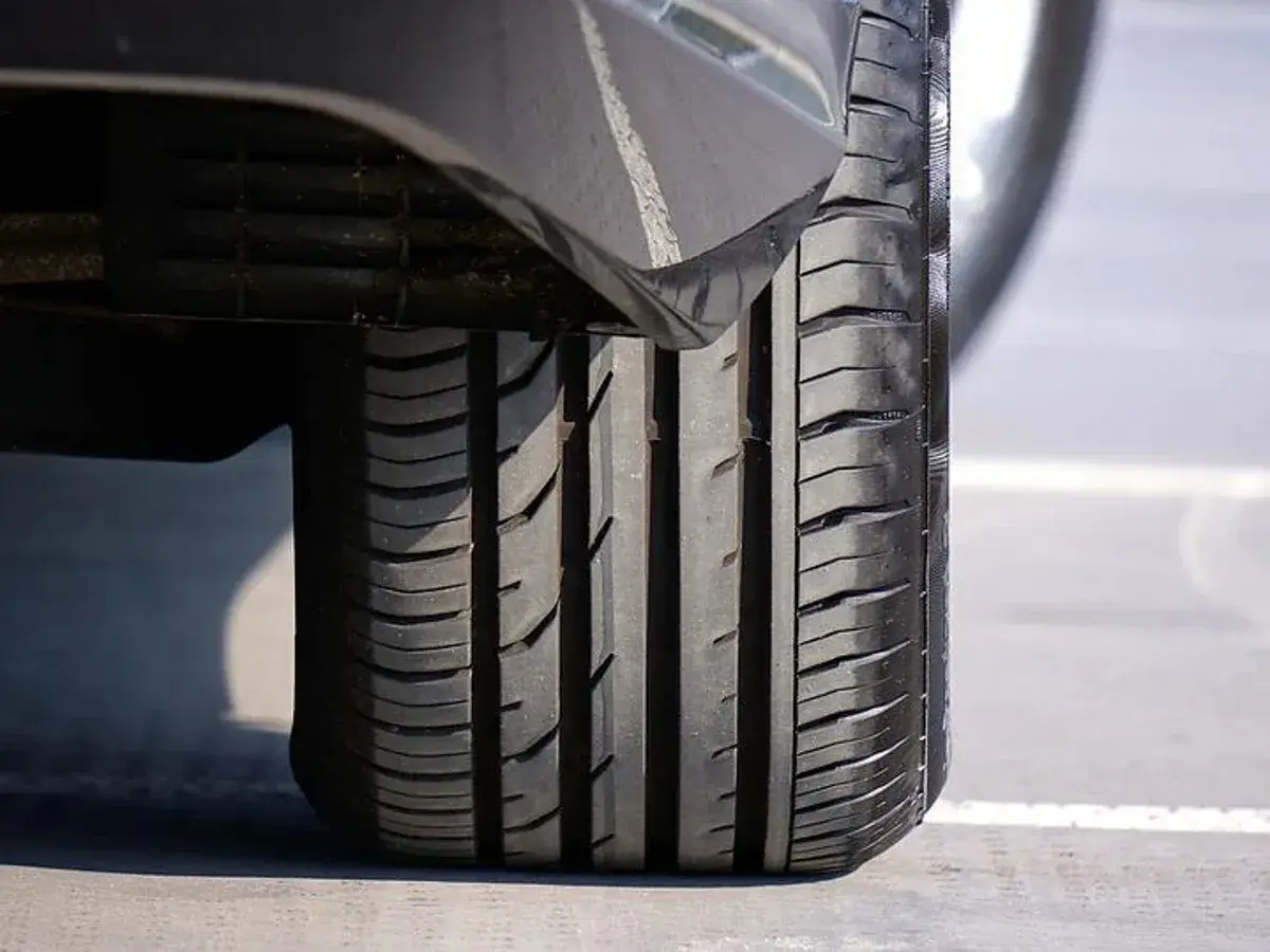 Primer plano de un neumático de coche, listo para arreglar un neumático pinchado.