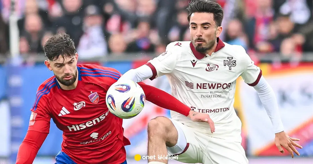 Piłkarze Raków Częstochowa i Widzew Łódź walczą o piłkę. Intensywny przebieg meczu.