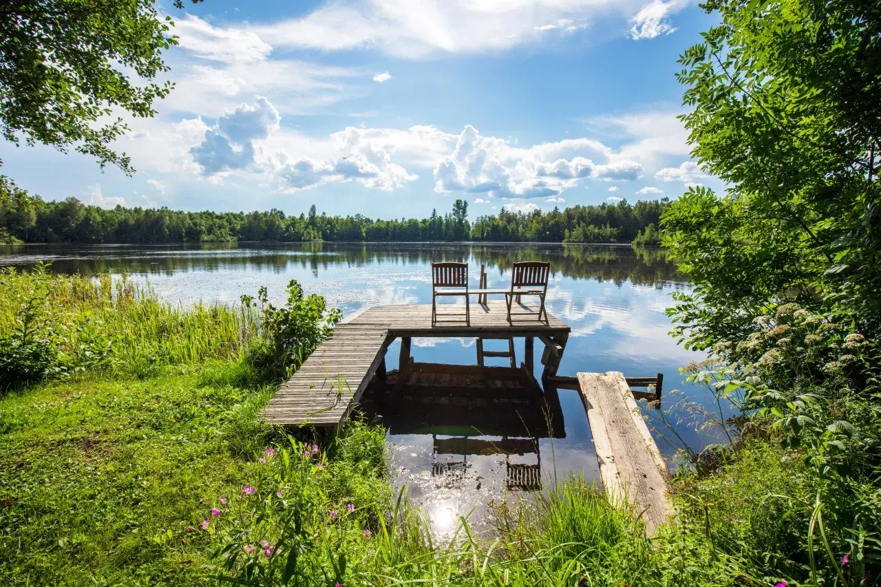 Drewniane pomosty i dwa krzesła nad spokojnymi jeziorami w Borach Tucholskich.