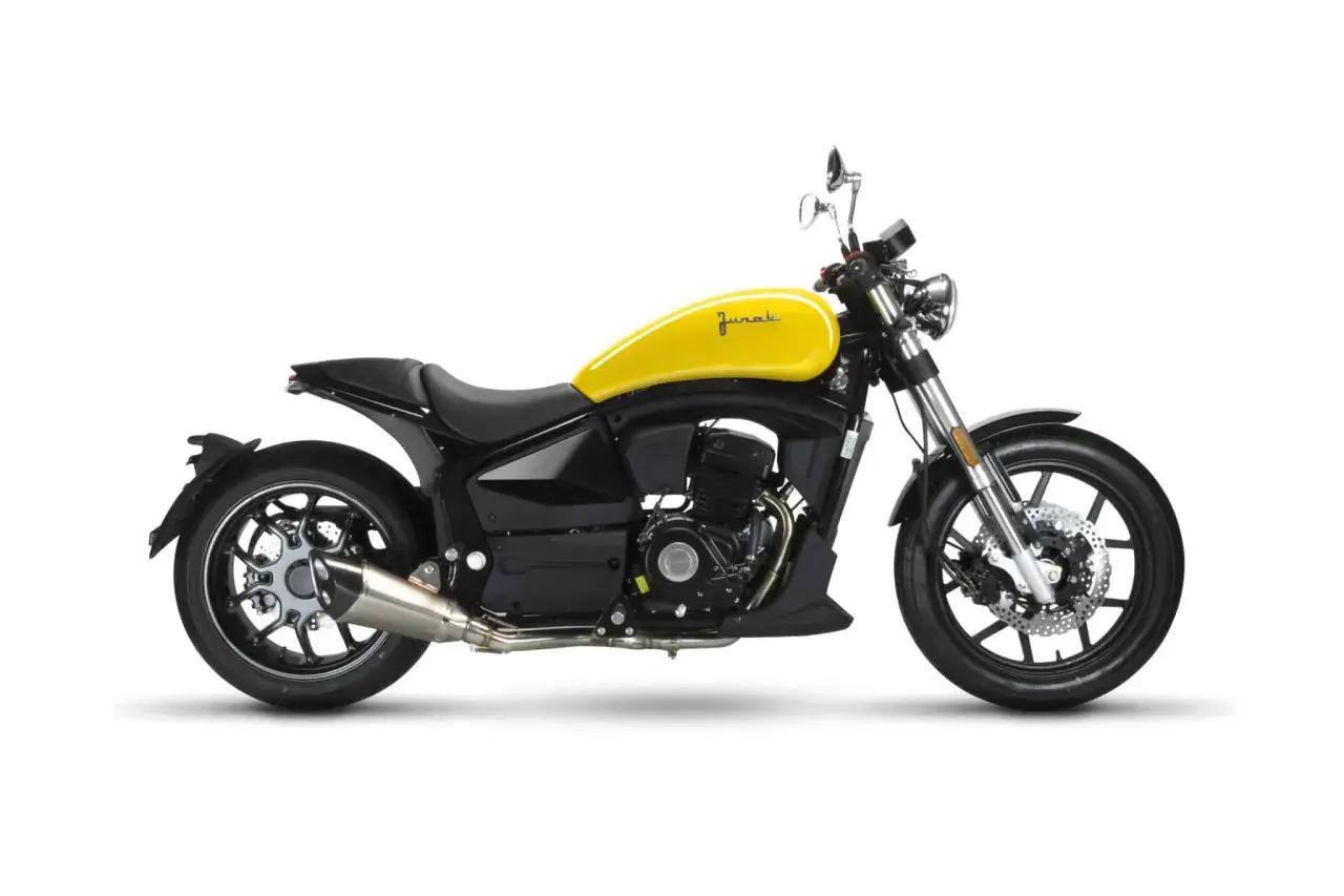 Czarny motocykl do miasta z żółtym bakiem, idealny na miejskie wyprawy.