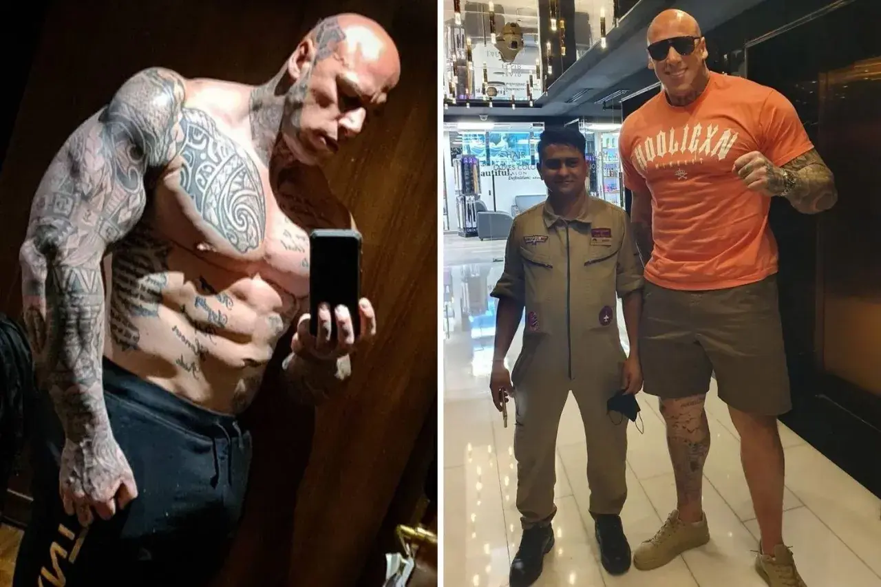 Martyn Ford, imposant comme Shao Kahn, pose avec un homme en uniforme. Le colosse est couvert de tatouages.