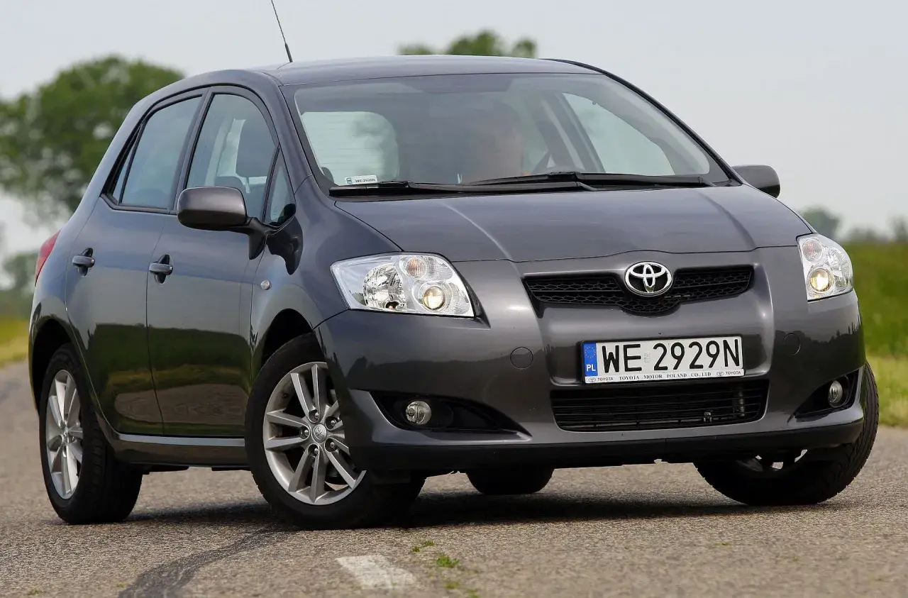 Szary Toyota Auris z przodu. Widać dwa światła cofania, jedno po każdej stronie zderzaka.