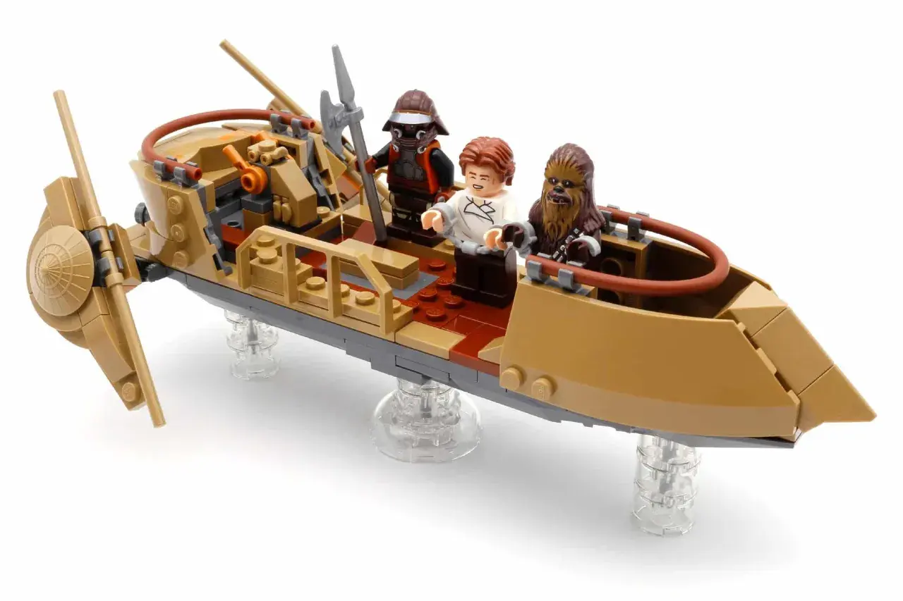 Lego 75396: Han Solo, Chewbacca und ein Imperial Patrol Trooper auf einem Sandgleiter.