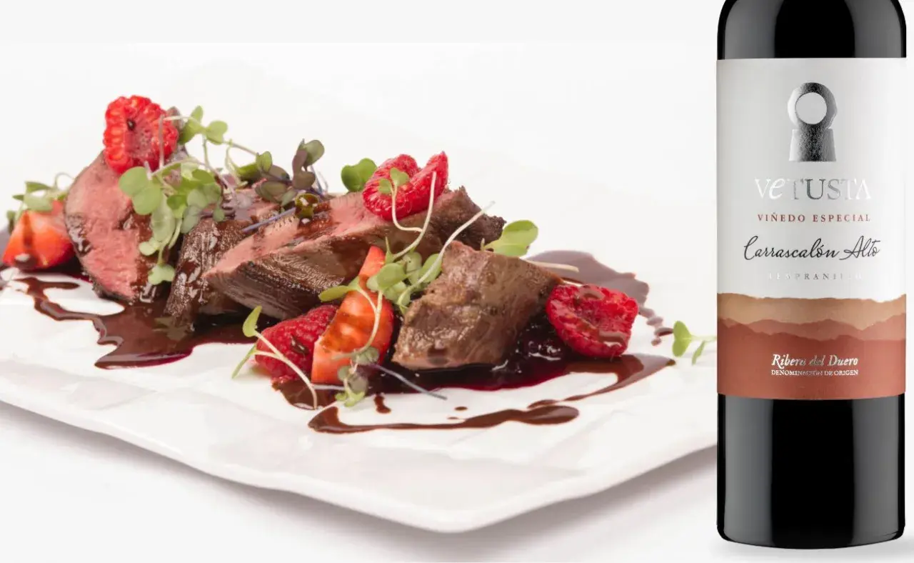 Filete de ternera con fresas y frambuesas, bañado en salsa de chocolate, maridado con un vino tinto de uva Tempranillo de Ribera del Duero.
