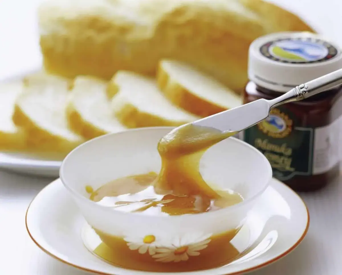 Miód manuka na co pomaga? Właściwości lecznicze i zastosowanie w zdrowiu
