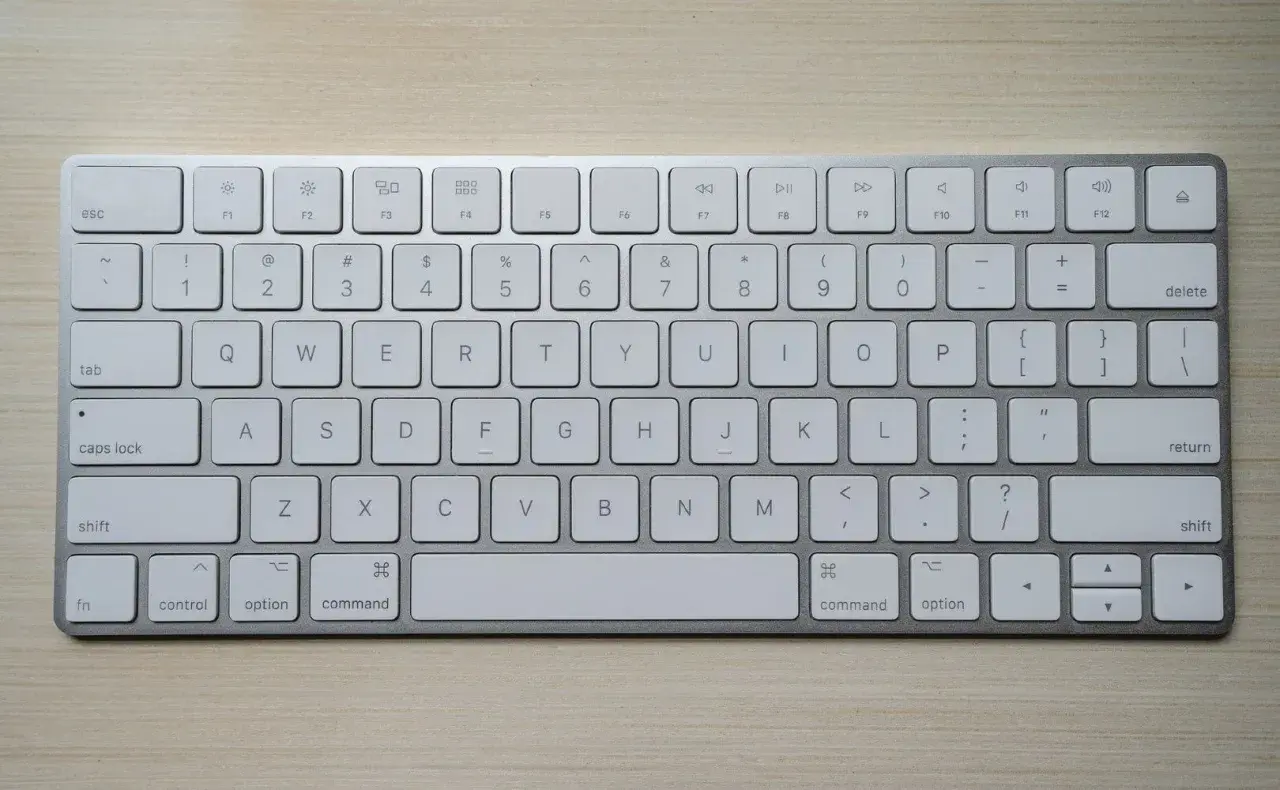 Klawiatura Apple. Skrót klawiszowy nowy folder: Command + Shift + N.