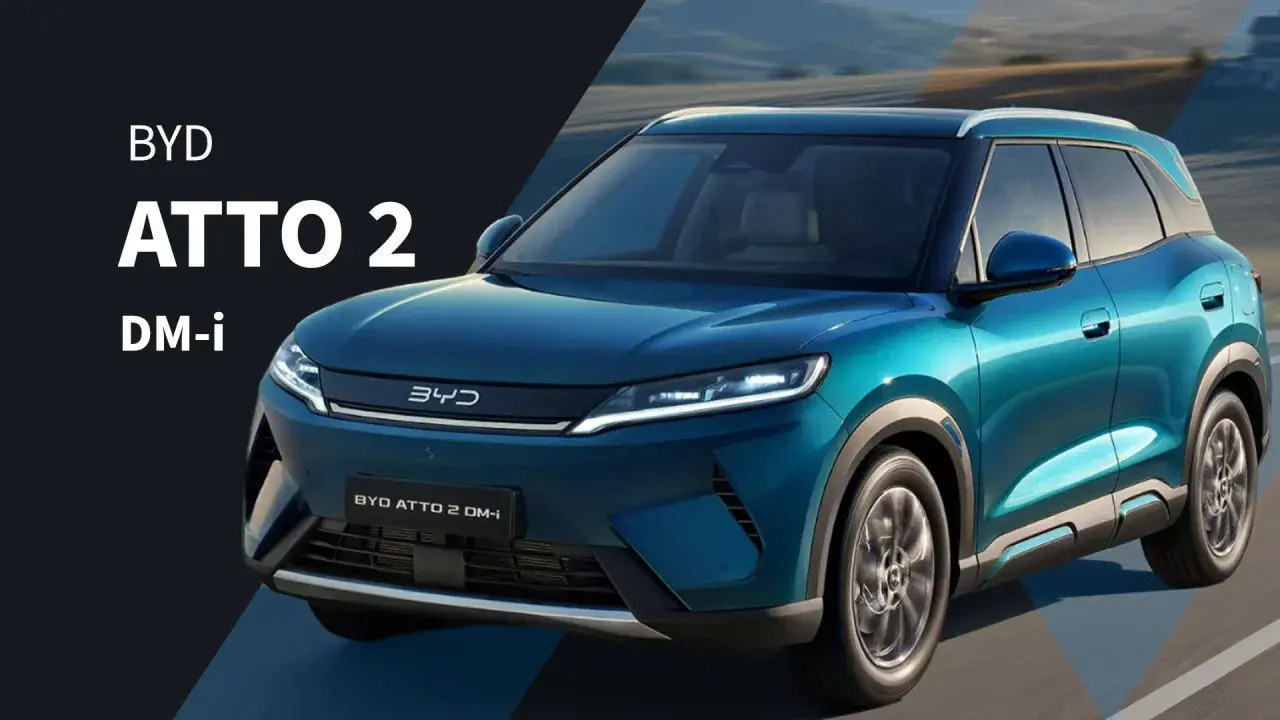 BYD ATTO 2 DM-i, un SUV blu metallizzato che sfreccia su una strada panoramica.