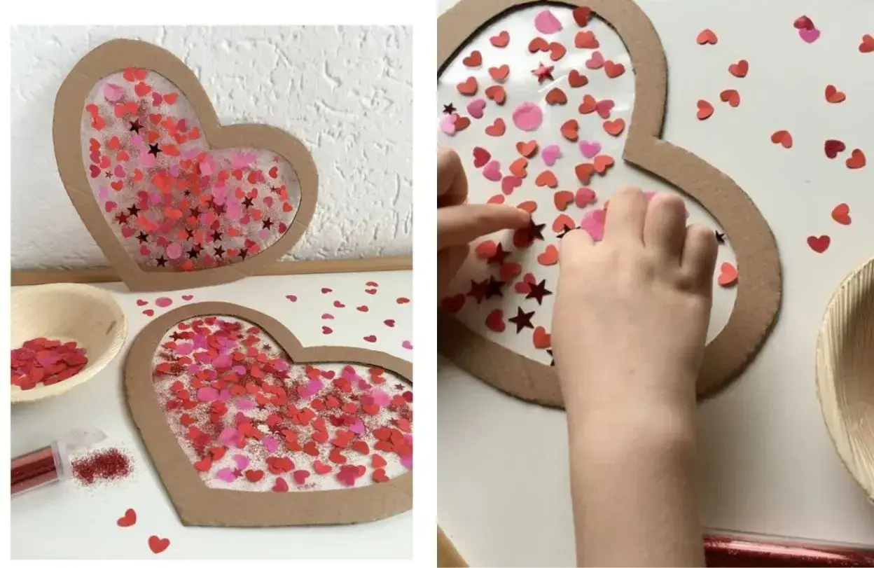 Manos pequeñas creando un corazón shaker con confeti rojo y rosa. Facil manualidades San Valentín niños.