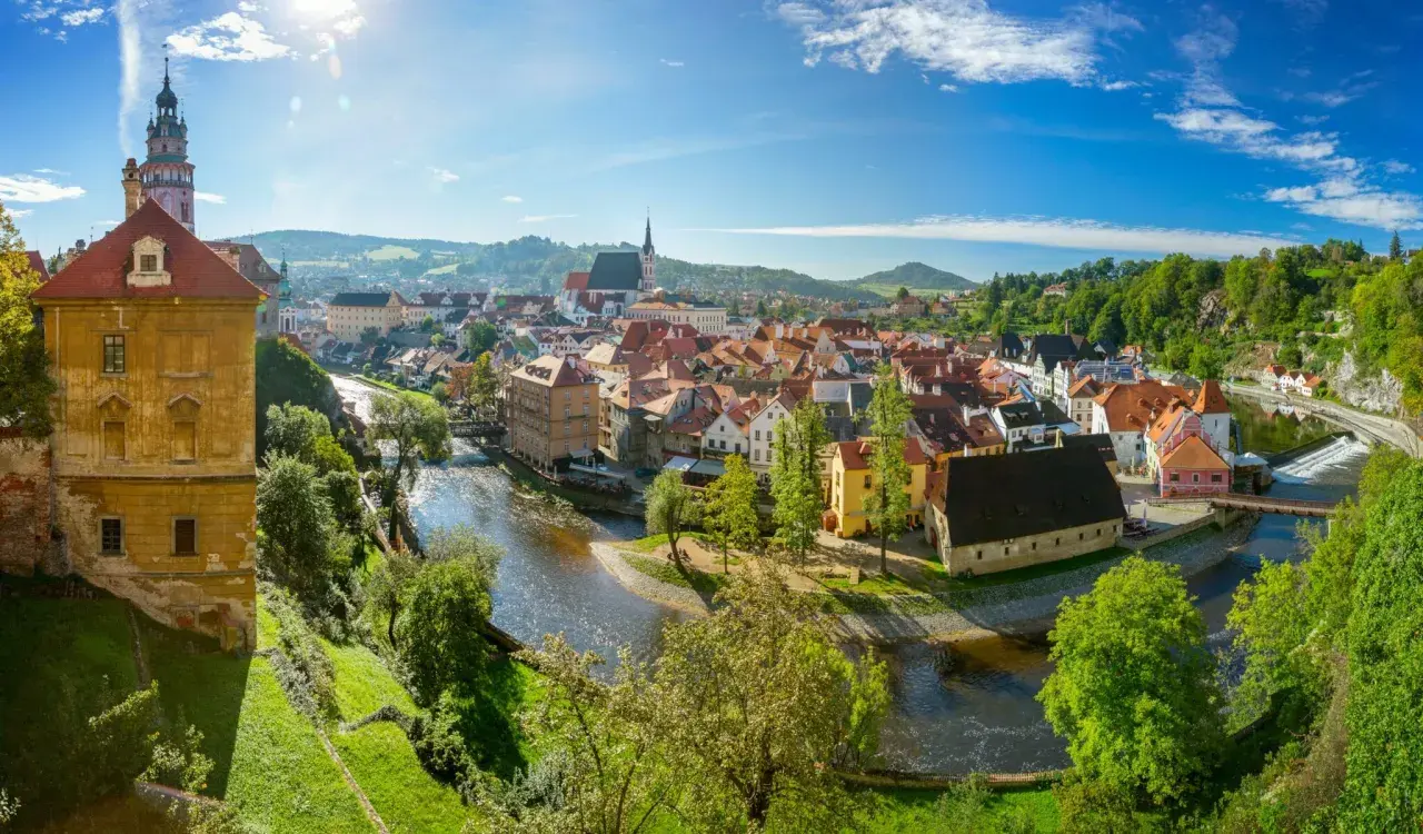 Idyllisches Panorama von Český Krumlov, Tschechien. Ein Fluss schlängelt sich durch die Stadt mit roten Dächern. Perfekt für Camping in Tschechien.