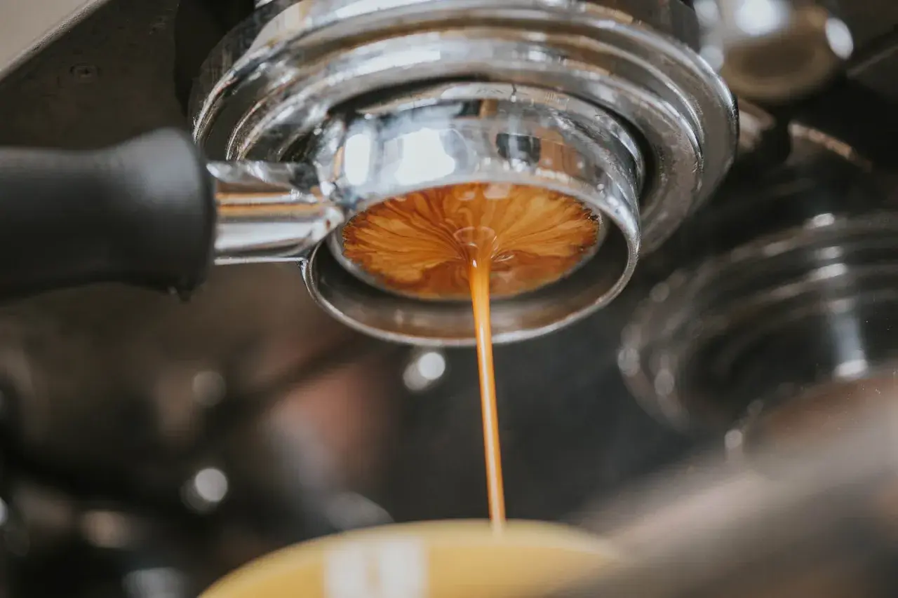 Zaparzanie espresso. Ile kaw to 32 mg kofeiny? Zależy od mocy naparu i rodzaju ziaren.