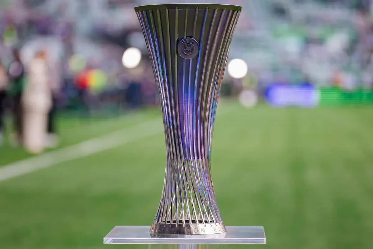 Trofeum Ligi Konferencji Europy UEFA, symbol marzeń wielu drużyn, czeka na swojego właściciela. Kiedy losowanie ligi konferencji, emocje sięgają zenitu.