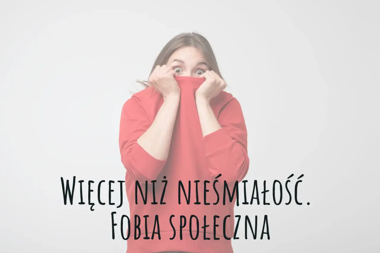 Przerażona dziewczyna chowa się za bluzą. Napis: "Więcej niż nieśmiałość. Fobia społeczna".