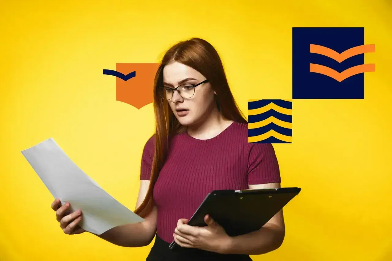 Kobieta w okularach trzyma dokumenty i tablicę, obok grafiki z pomarańczowymi i granatowymi elementami.