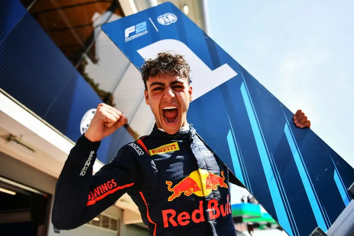 Arvid Lindblad celebra eufórico su victoria en la F2, con el número 1 en alto.