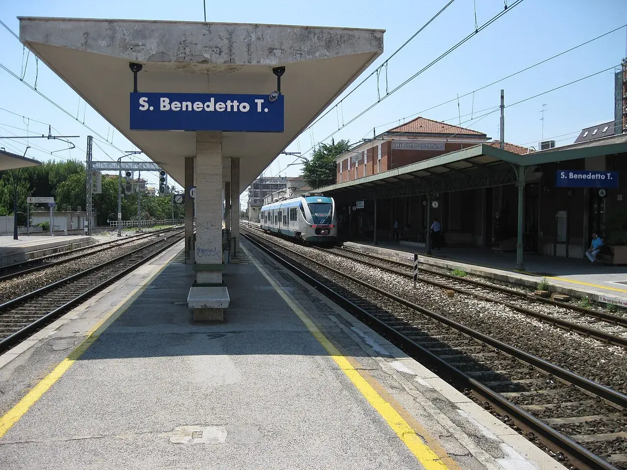 Stazione di San Benedetto del Tronto, con un treno in arrivo. Un viaggio da Rieti a San Benedetto del Tronto.
