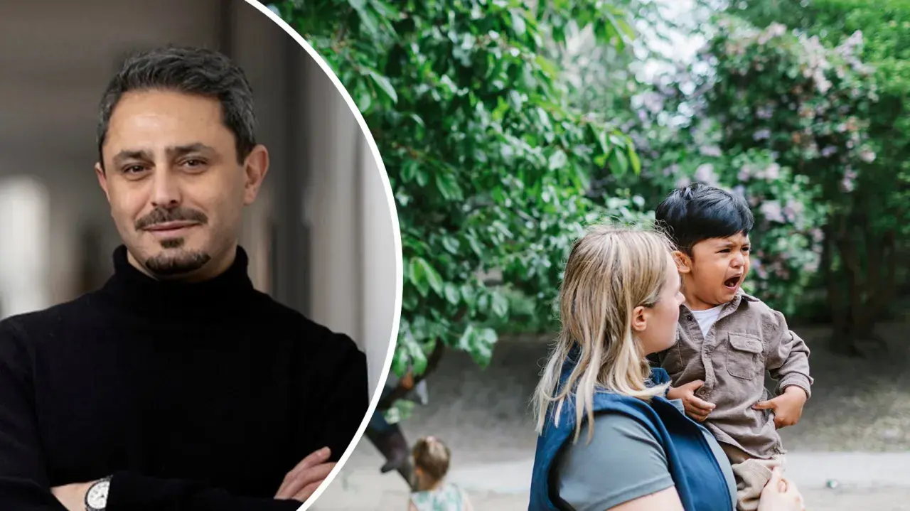 Devin Rexvid ser fundersam ut bredvid en kvinna som tröstar ett gråtande barn utomhus.