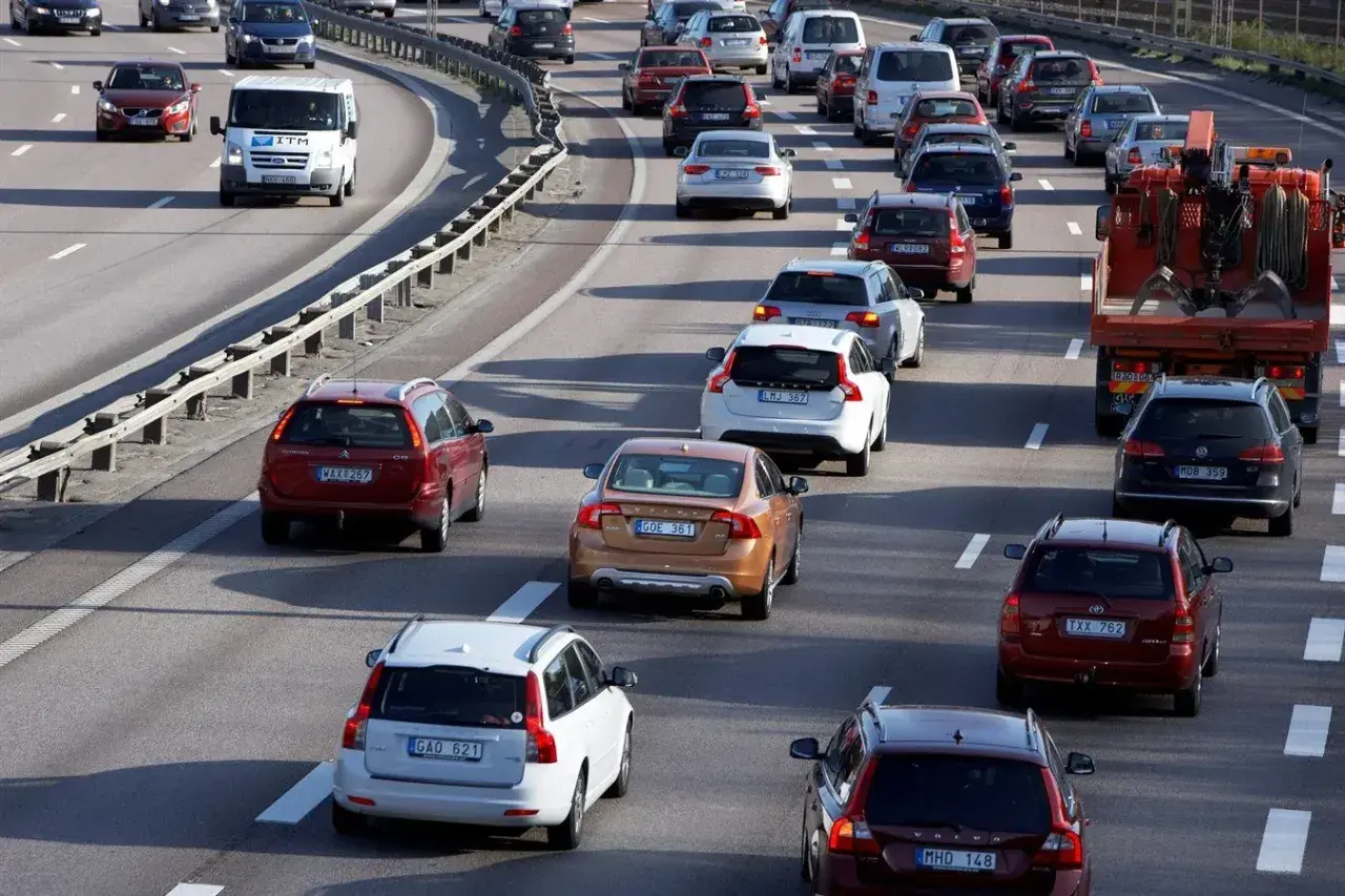 Korki na autostradzie, wiele samochodów, w tym Volvo i Volkswagen. Zastanawiasz się, jak sprowadzić auto ze Szwecji?