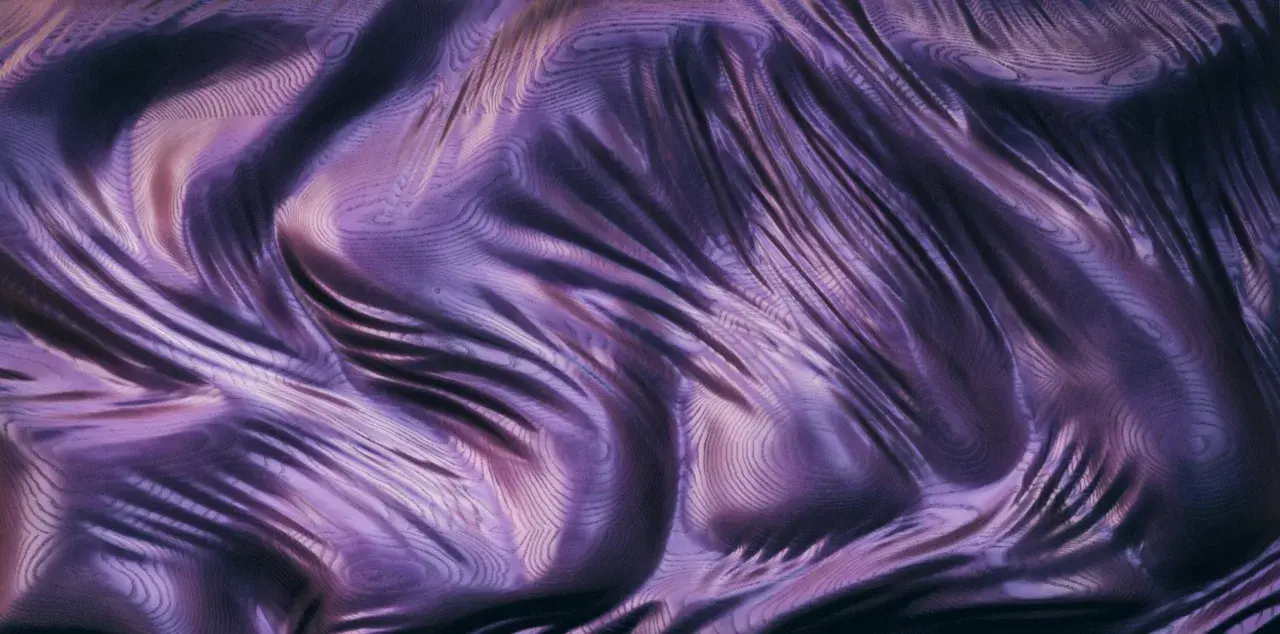 Texture abstraite violette irisée et métallique avec des ondulations et des reflets.