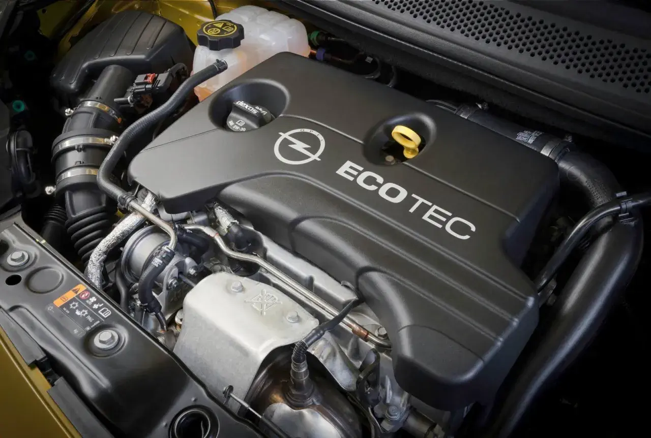 Motorutrymmet i en Opel Adam med Ecotec-motorn.