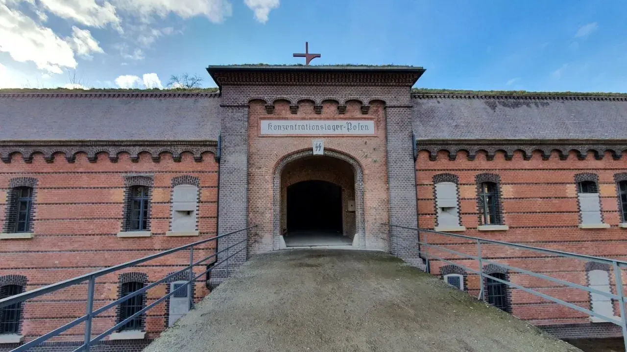 Fort Poznań, dawniej obóz koncentracyjny, z charakterystycznym łukiem i napisem.