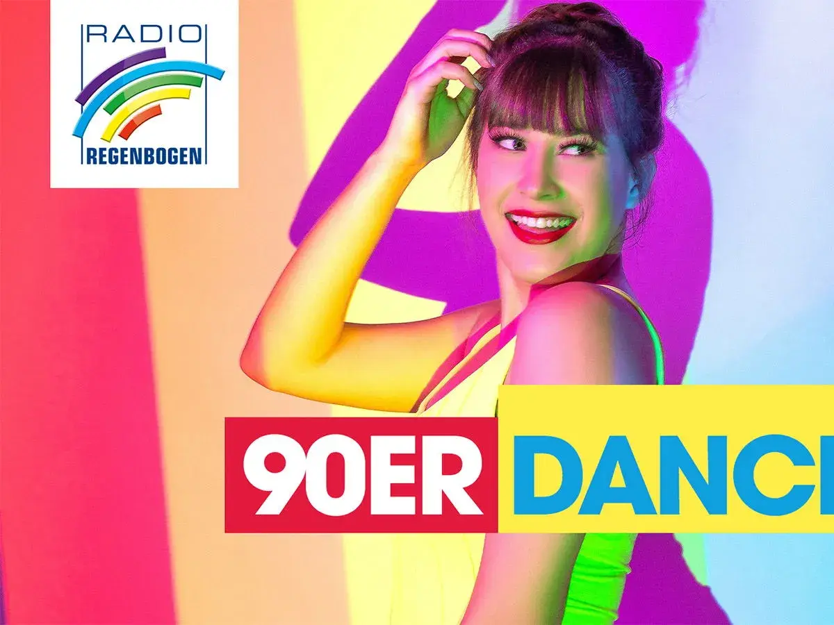 Fröhliche Frau im Neonlicht, bereit für eine Nacht voller **techno 90er** Beats. Radio Regenbogen präsentiert 90er Dance.