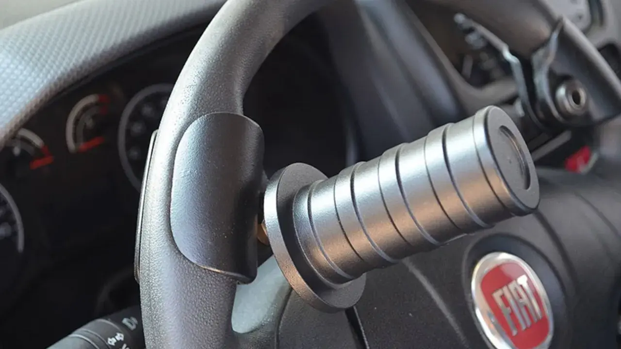 Pompa sul volante per chi è tetraplegico, significato di indipendenza e mobilità.