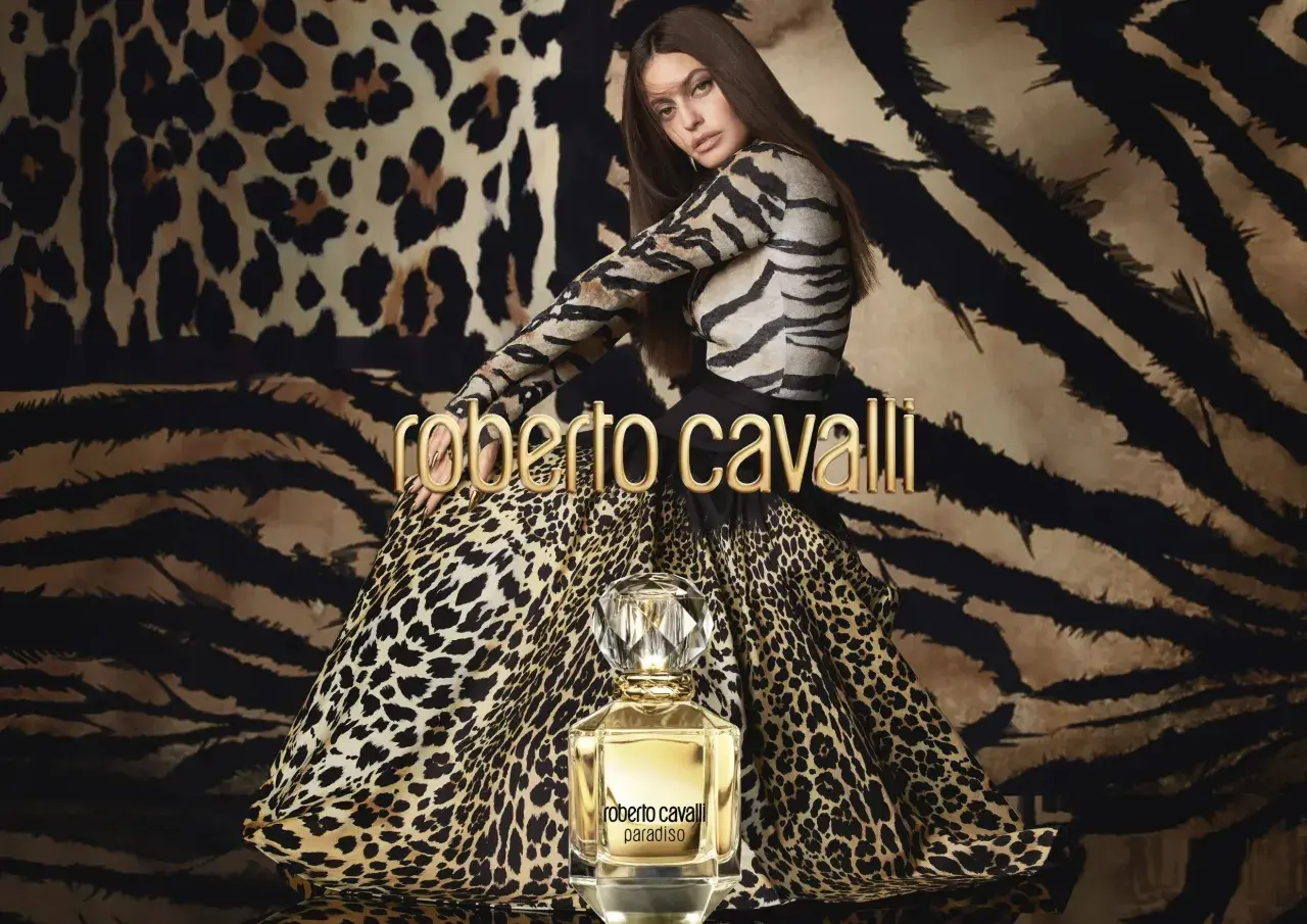 Kobieta w panterce i tygrysie, obok flakon roberto cavalli parfum. Dzikie piękno i luksus.
