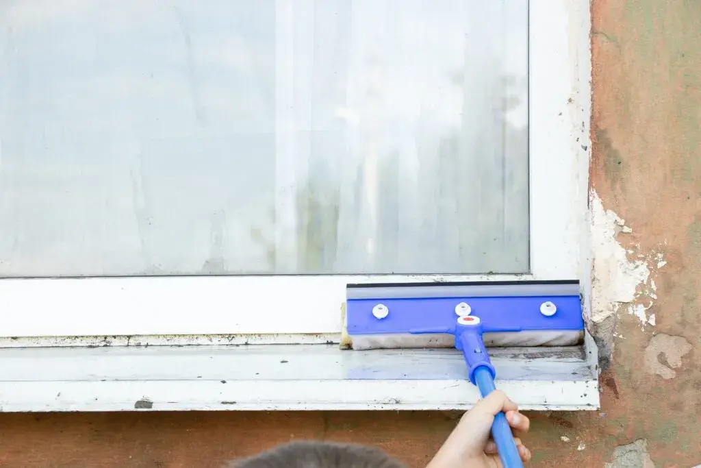 Jak skutecznie wyczyścić parapet z blachy ocynkowanej i uniknąć korozji