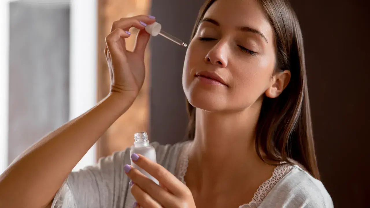 Una mujer aplica serum en su rostro. Descubre para qué sirve el serum y cómo puede mejorar tu piel.