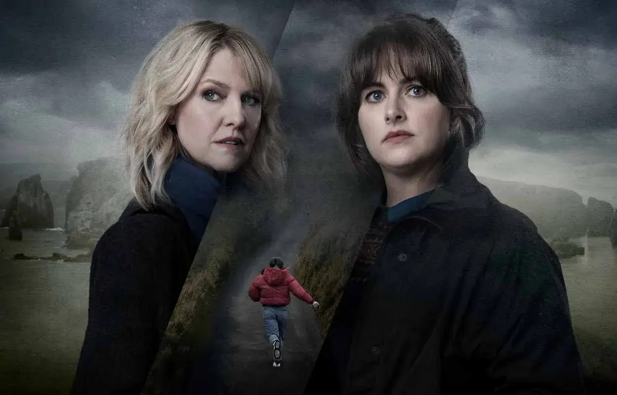 Två kvinnor med oroliga blickar, en pojke springer på en stig. En dramatisk bild från shetland serie.
