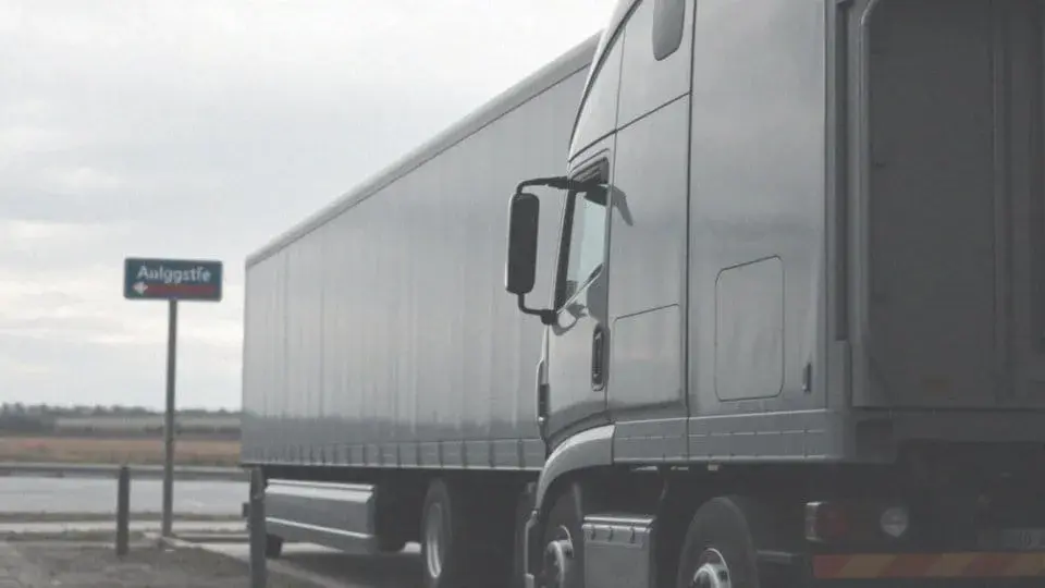 Ile waży pusty TIR? Poznaj fakty i liczby (13-17 ton)