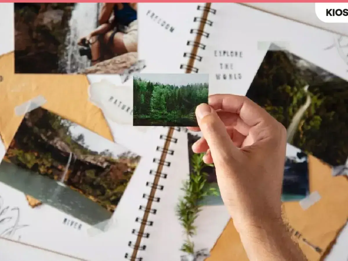 Creando un álbum de recuerdos con manualidades con fotos impresas. Un álbum de recortes con fotos de naturaleza y un paisaje forestal.