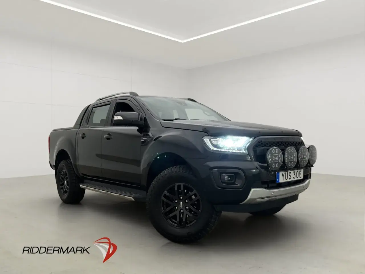 Svart Ford Ranger till salu med extraljus och svarta fälgar. Perfekt för äventyr!