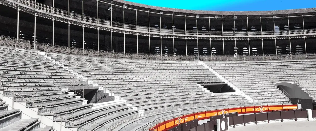 Gradas vacías de la plaza de toros de Alicante, listas para recibir a su aforo.