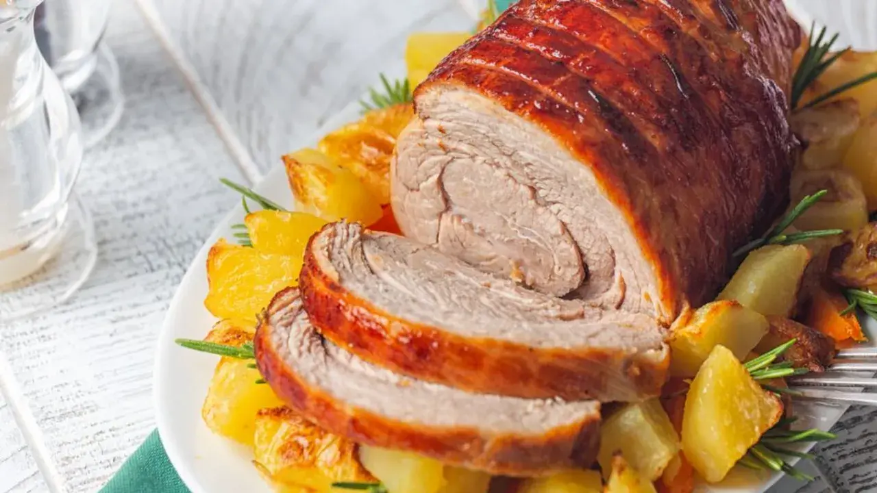 Arrosto succulento con patate al forno e rosmarino, un piatto perfetto per secondi di carne sfiziosi al forno.