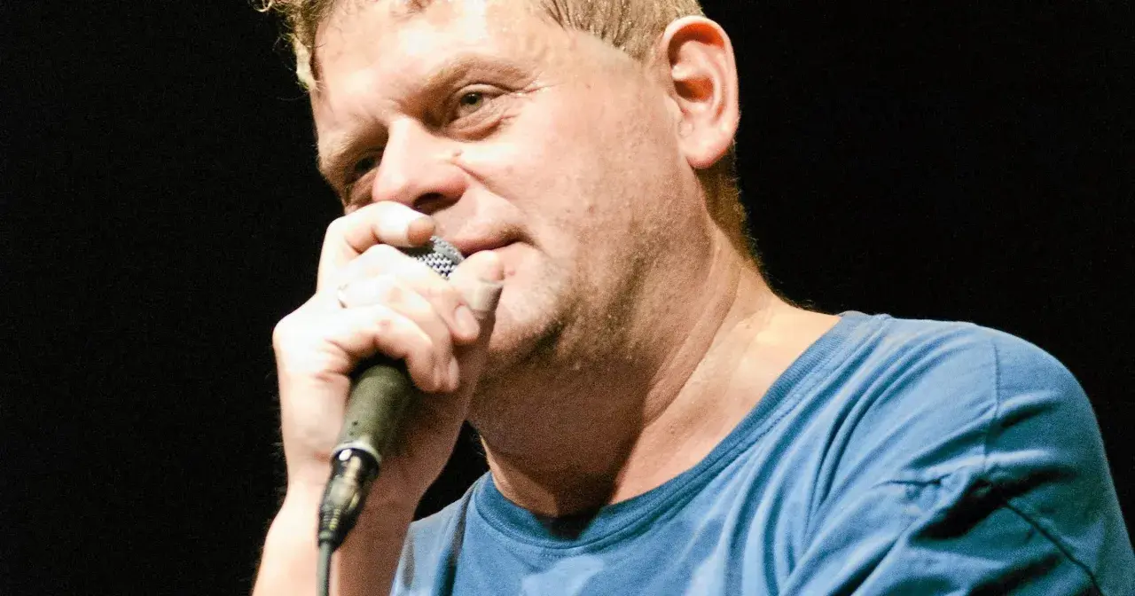 Kazik Staszewski śpiewa, trzymając mikrofon. Jego utwory to klasyka polskiego rocka.