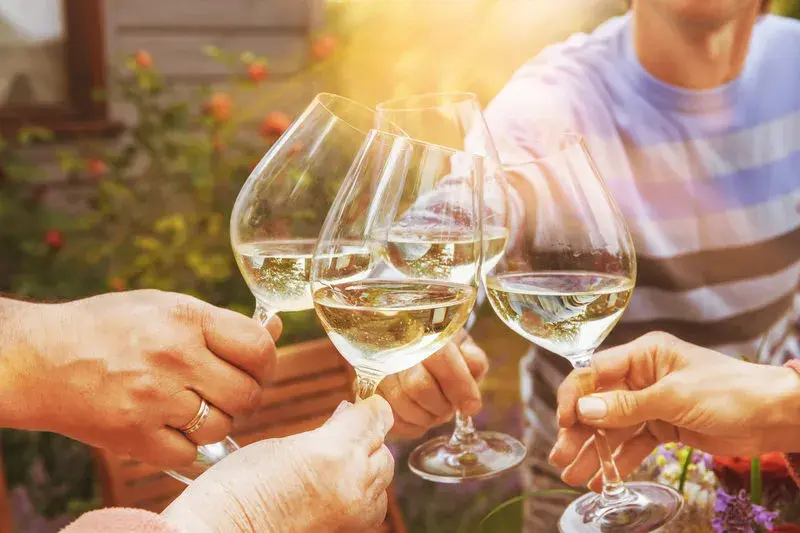 Ile kalorii ma wino białe wytrawne? Sprawdź, co musisz wiedzieć