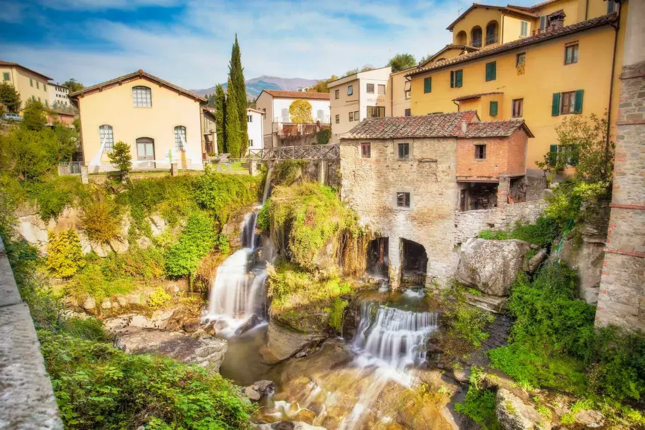 Cascata e mulino in pietra, un incantevole scorcio tra i tanti luoghi da visitare in Italia.