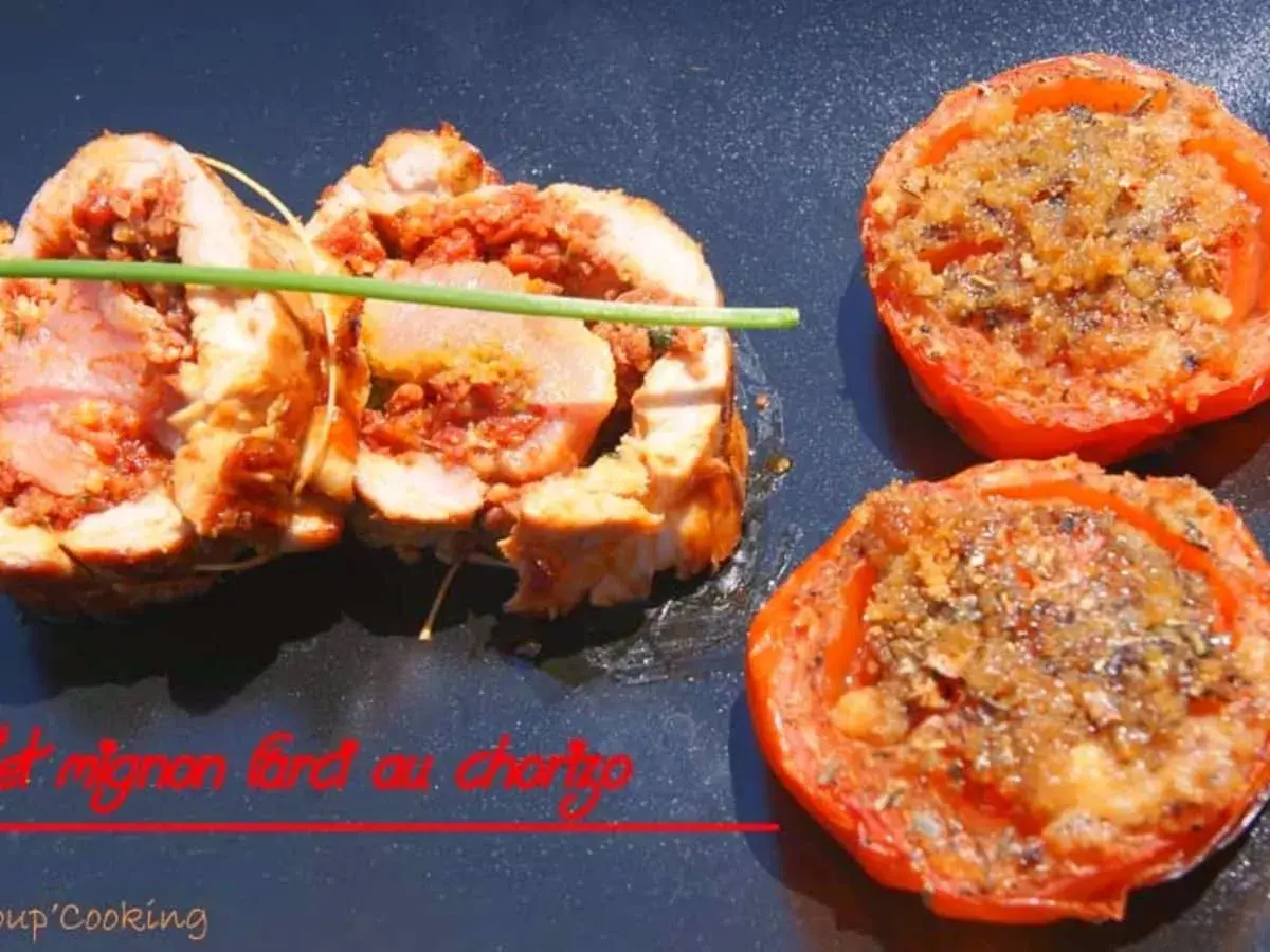 Filet mignon farci au chorizo et fromage, accompagné de tomates rôties. Une recette savoureuse pour un repas gourmand.